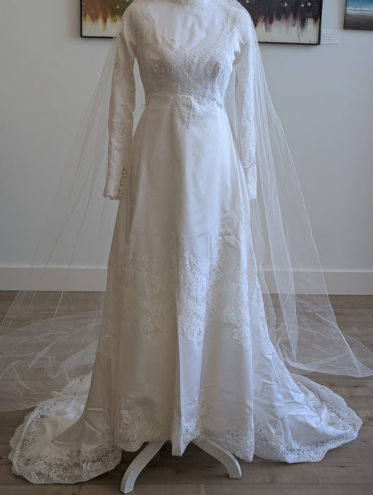 Vintage 1977 Lace Wedding Dress – Size 6 Bridal – Long Sleeve – Beautiful Condition