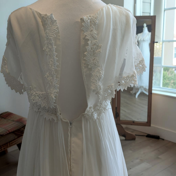 1960s William Cahill Wedding Dress White Chiffon Floral Applique' | Small