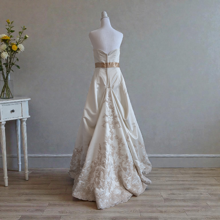 2005 Christina Wu Wedding Gown