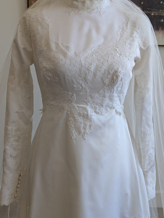 Vintage 1977 Lace Wedding Dress – Size 6 Bridal – Long Sleeve – Beautiful Condition