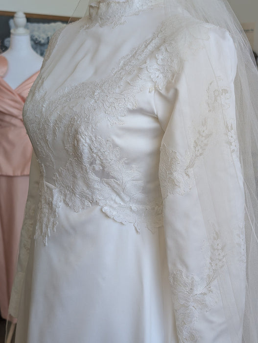 Vintage 1977 Lace Wedding Dress – Size 6 Bridal – Long Sleeve – Beautiful Condition